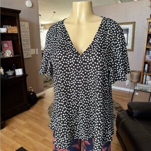 SHEIN black & white floral short sleeve Vneck blouse-size XL